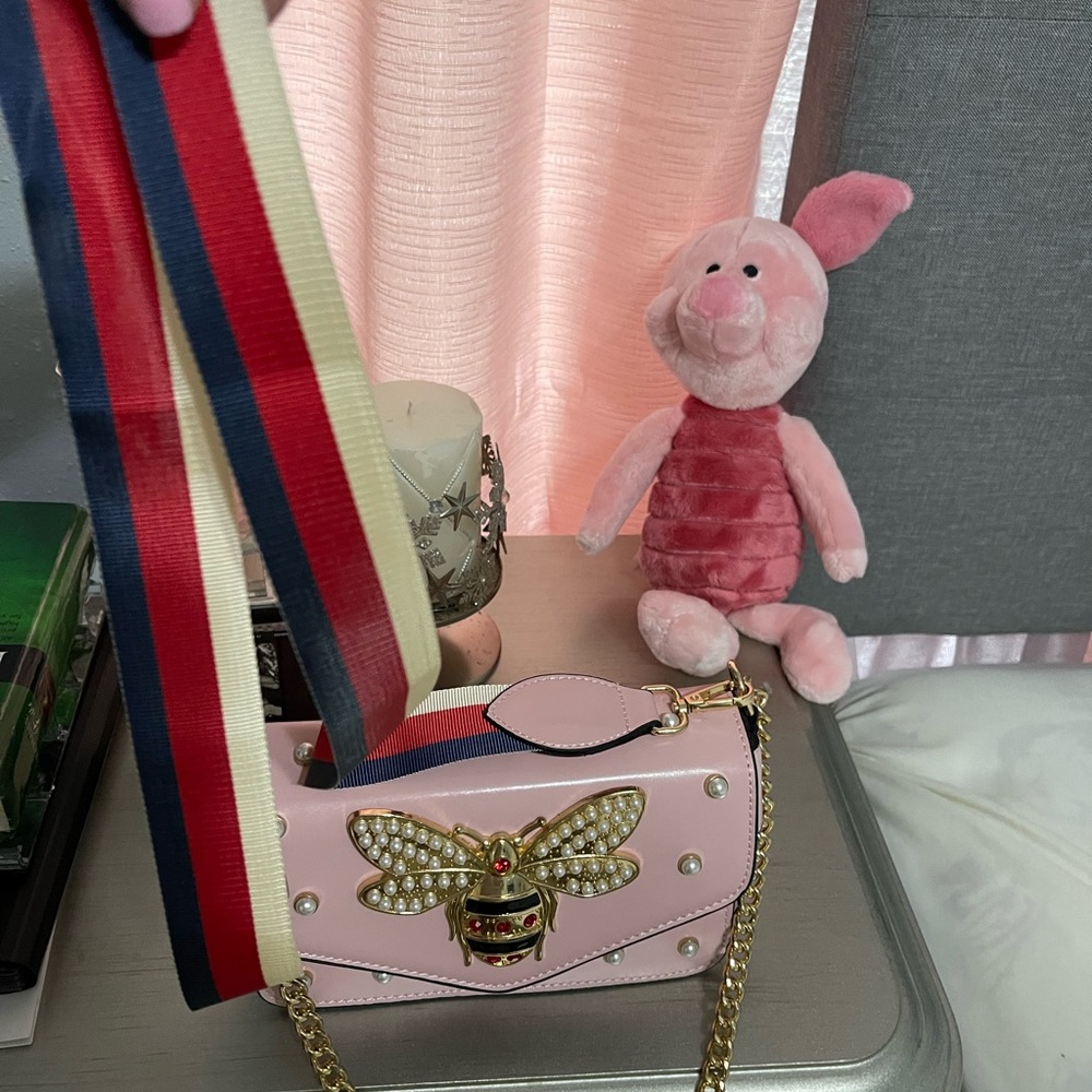Pink shoulder bag with bee accents - Picture 2 of 3